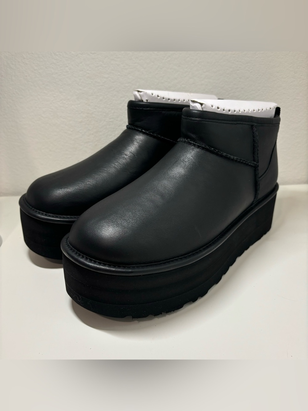 NEW UGG Classic Ultra Mini Platform Boot Black Leather Womens Size 9